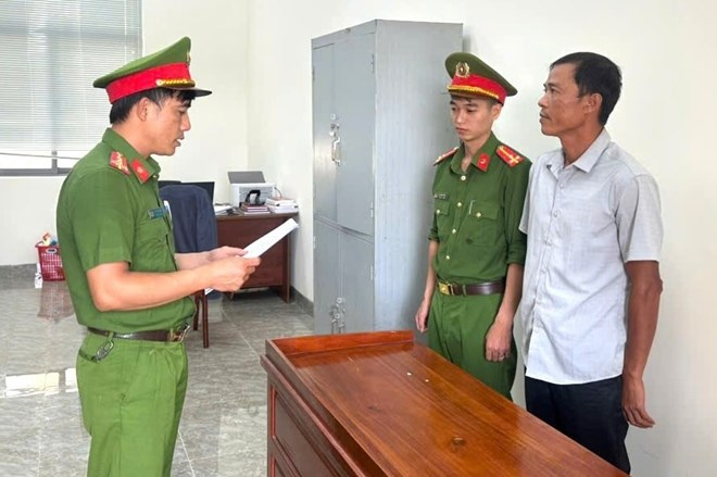 Công an xã Tuy Đức tống đạt quyết định khởi tố vụ án hình sự, quyết định khởi tố bị can và thi hành lệnh bắt bị can để tạm giam đối với Phạm Văn Thể. Ảnh: Công an xã Tuy Đức/Lao động