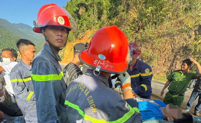Tài xế được lực lượng cứu hộ đưa đến bệnh viện cấp cứu. (Ảnh: Lao động)