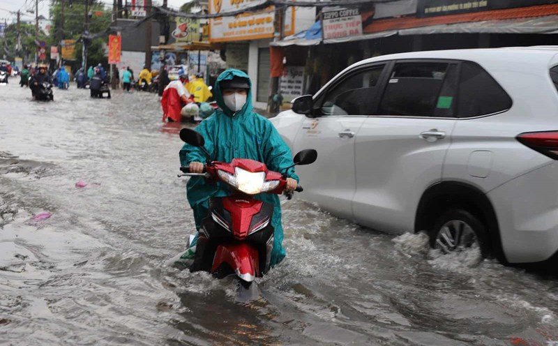 Dự báo thời tiết ngày mai 23/7, Hà Nội có mưa rào và dông rải rác, cục bộ có nơi mưa to. Ảnh: Tô Thế/ Theo báo Lao động.