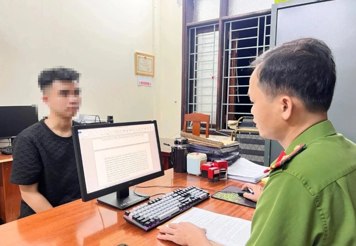 Nghi phạm S. làm việc với công an. (Ảnh: Công an Quảng Ngãi)