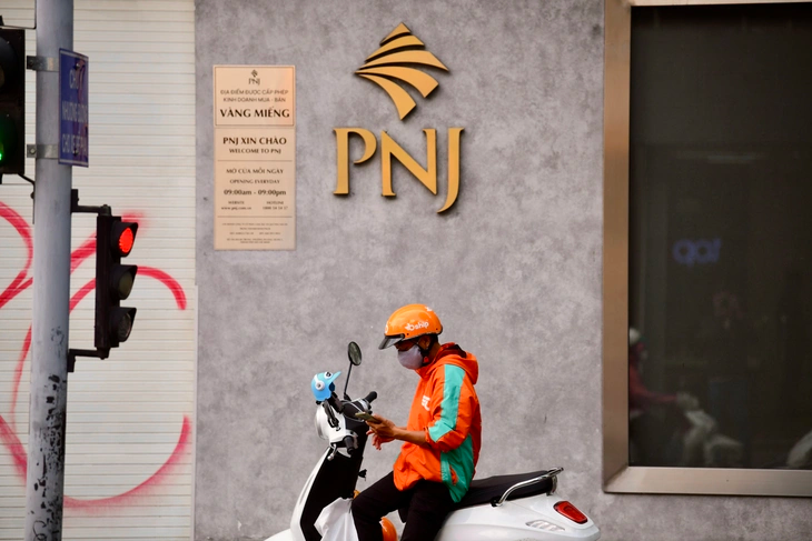 PNJ là doanh nghiệp có thị phần lớn nhất ngành trang sức - Ảnh: QUANG ĐỊNH/ Theo báo Tuổi trẻ.