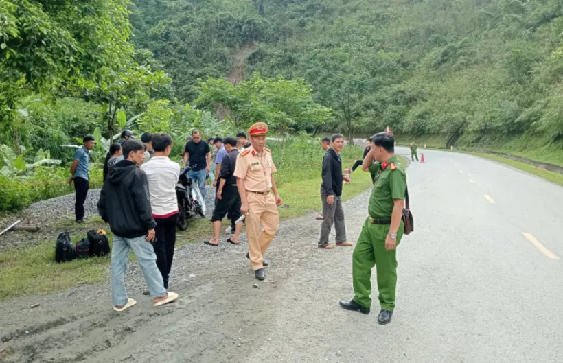 Lực lượng chức năng điều tra nguyên nhân vụ việc. (Ảnh: Tiền phong)