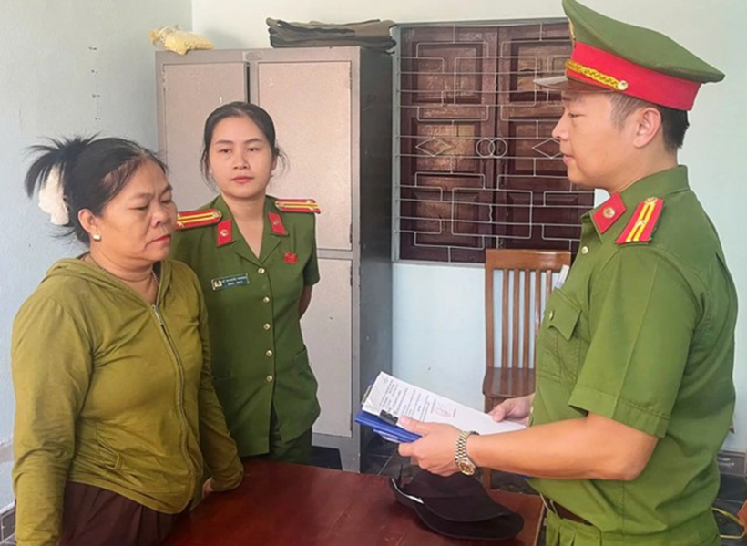 Cơ quan Cảnh sát điều tra Công an TP Đà Nẵng tống đạt quyết định đối với Phạm Thị Phượng. Ảnh: Công an TP Đà Nẵng