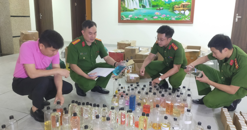 Hương liệu các loại nước hoa các đối tượng sử dụng để sản xuất nước hoa giả. (Ảnh: Công an Thanh Hóa)
