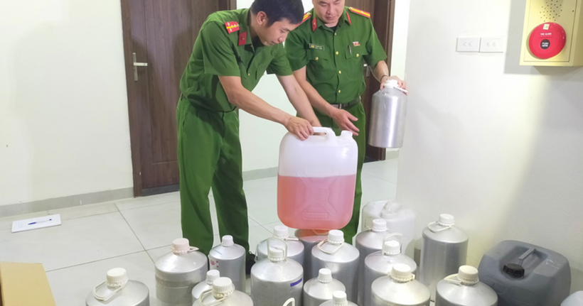 Những can hương liệu, nước hoa giả được các đối tượng dùng để sản xuất, sang chiết nước hoa thương hiệu giả. (Ảnh: Công an Thanh Hóa)