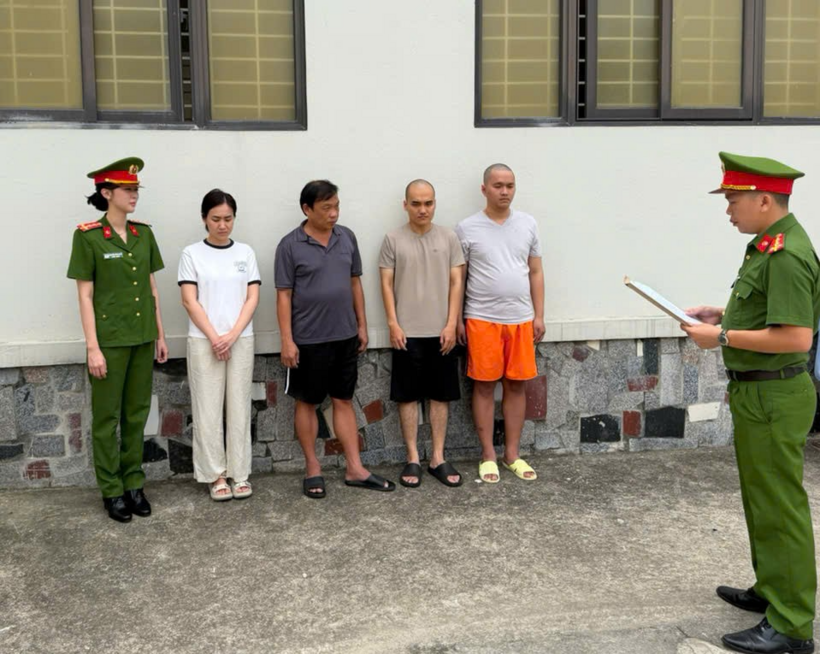 Cơ quan Cảnh sát điều tra Công an tỉnh Thanh Hóa thi hành lệnh khởi tố bị can. (Ảnh: Công an tỉnh Thanh Hóa)