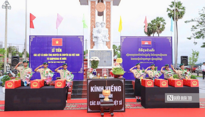 Lễ tiễn hài cốt các liệt sĩ quân tình nguyện và chuyên gia Việt Nam từ Campuchia hồi hương. Ảnh: Đoàn Bình