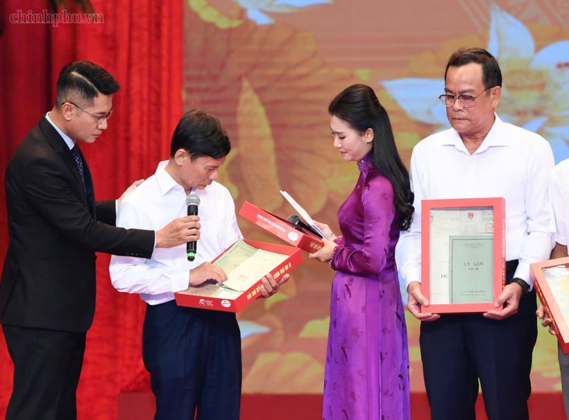 Thân nhân các Anh hùng liệt sĩ xúc động nhận lại kỷ vật (Ảnh: VGP).