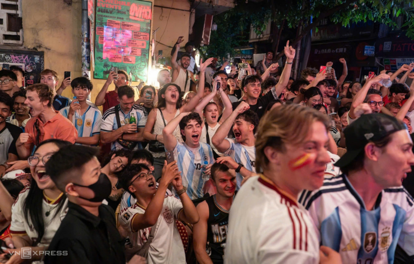 Hàng trăm người hâm mộ trong và ngoài nước thức trắng đêm cổ vũ trận chung kết World cup 2026 tại phố cổ Hà Nội. Ảnh: Thế Bằng/VnExpress