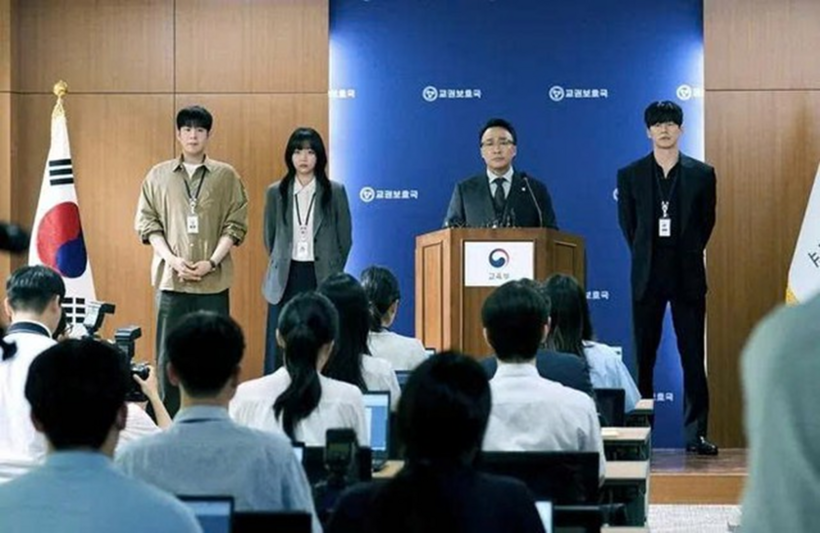 Pyo Ji Hoon (ngoài cùng bên trái) vào vai Bong Geun Dae, Phó giám đốc Cục Bảo vệ quyền sư phạm trong Teach you a lesson. Ảnh: Thanh niên