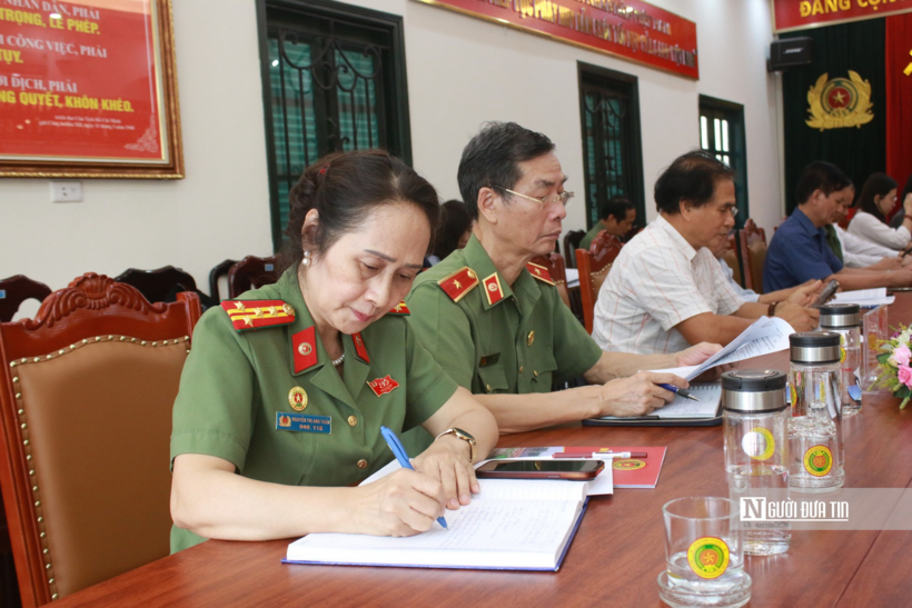 Đại biểu ghi chép nội dung quan trọng của hội nghị.