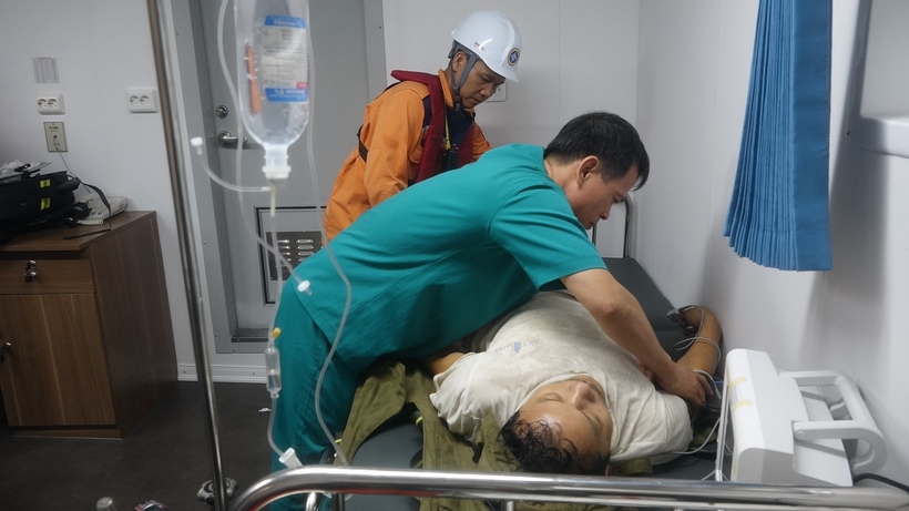 Nạn nhân được chăm sóc y tế trên tàu SAR 631