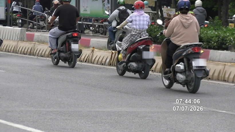 Hàng loạt xe môtô bất chấp nguy hiểm đi vào đường dành cho xe ô tô mặc dù có biển cấm. Ảnh: Trang thông tin điện tử Phòng CSGT TP.HCM