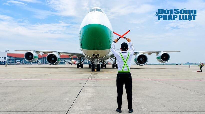Nhân viên đánh tín hiệu tàu bay đánh tín hiệu hướng dẫn tàu bay lăn vào vị trí đỗ