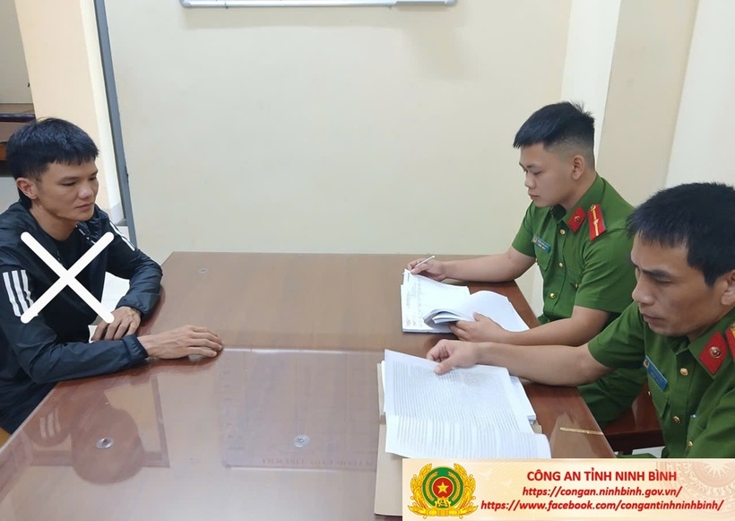 Cơ quan Công an ghi lời khai Trần Hữu Quân. Ảnh Công an tỉnh Ninh Bình.