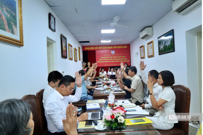 Các đại biểu tham gia biểu quyết.