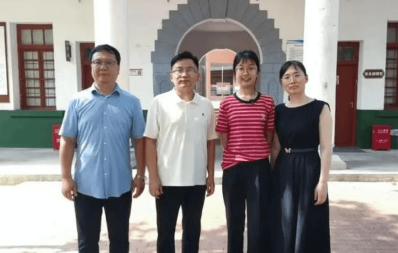 Hứa Dật Phương (mặc áo đỏ, đứng thứ 2 từ phải sang trái), chụp ảnh cùng các giáo viên trường THCS của em. Ảnh: 163.com