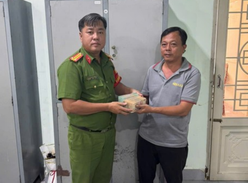 Anh Sang nhận lại số tiền trước đó đã chuyển nhầm. (Ảnh: Báo Công an TP.HCM)