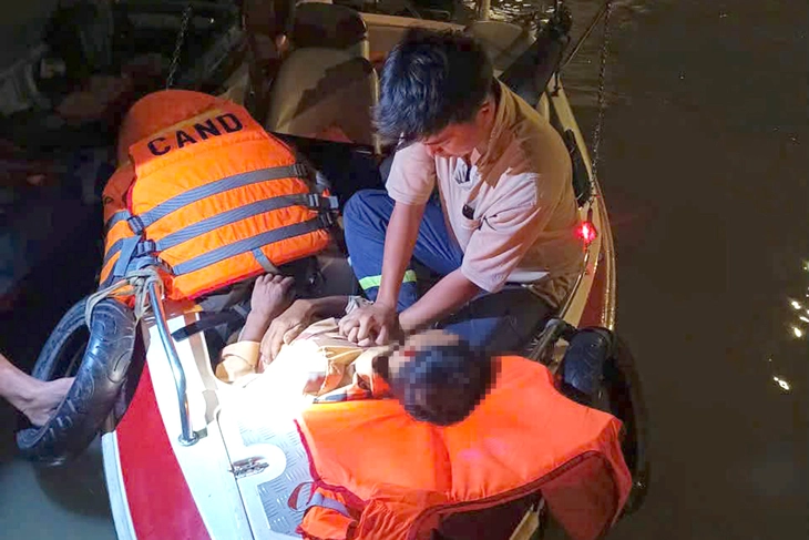 Lực lượng chức năng kịp thời cứu vớt người đàn ông nhảy cầu Hóa An trong đêm. (Ảnh: Công an Đồng Nai)