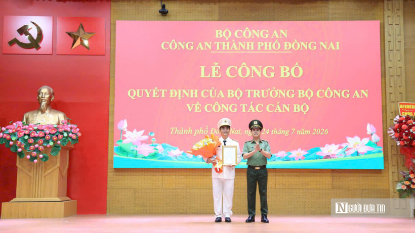 Thiếu tướng Nguyễn Đức Hải, Ủy viên BTV thành ủy, Bí thư Đảng ủy, Giám đốc Công an thành phố thừa ủy quyền của Bộ trưởng Bộ Công an trao quyết định cho Đại tá Trần Trọng Thủy giữ chức vụ Phó Giám đốc Công an thành phố Đồng Nai.