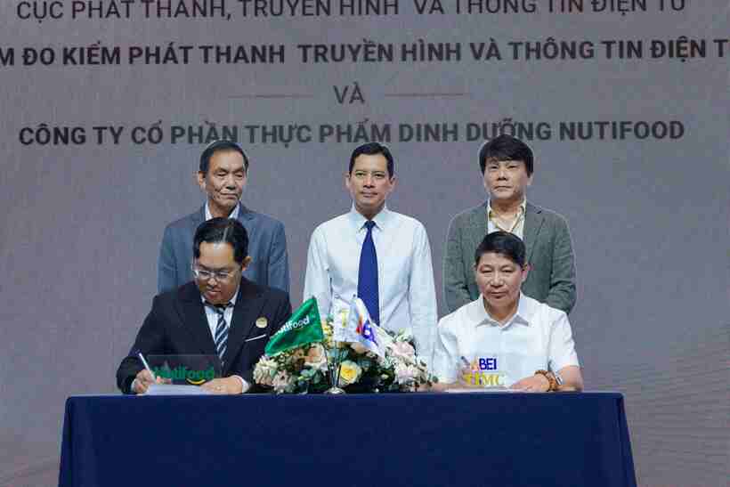 Đại diện hai bên tại buổi lễ ký kết hợp tác