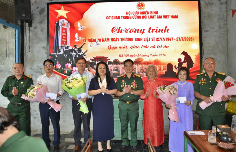 Lãnh đạo Hội cựu chiến binh cơ quan Trung ương Hội Luật gia Việt Nam trao quà tri ân tới các thương binh, thân nhân các gia đình liệt sĩ.