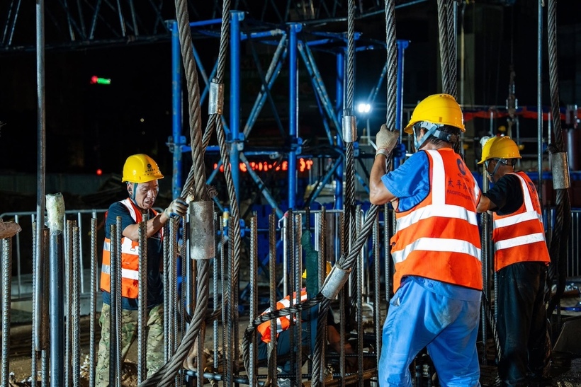 Công nhân thi công tại công trường dự án. Ảnh: MRB
