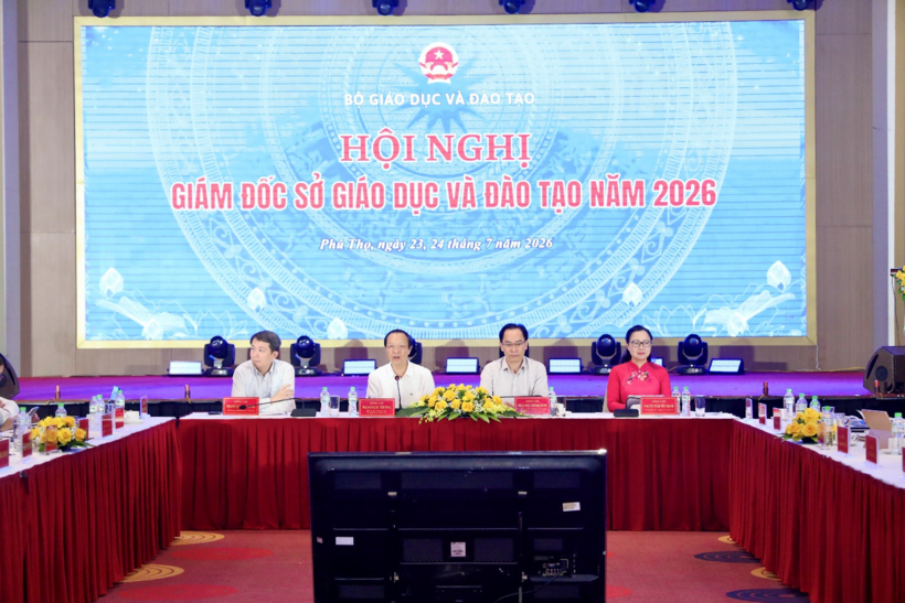 Bộ trưởng GD&ĐT Hoàng Minh Sơn và các Thứ trưởng chủ trì hội nghị. Theo báo Đại biểu nhân dân.