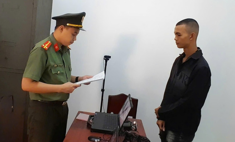 Cơ quan Công an tống đạt các quyết định đối với Cao Thanh Ngẩu. Ảnh: Công an Vĩnh Long