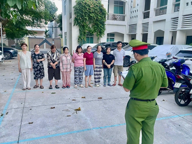 Cơ quan công an tống đạt các quyết định - Ảnh: H.B/Tuổi Trẻ