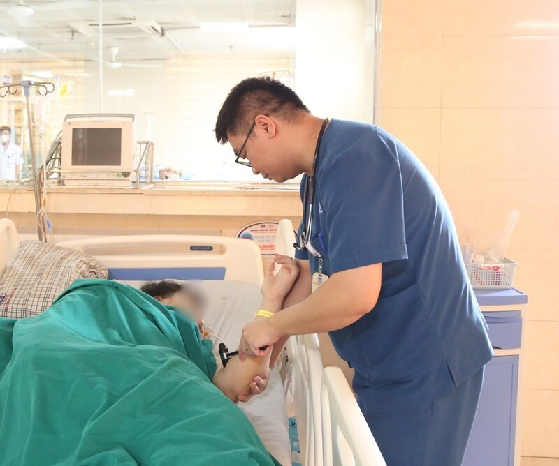 Bác sĩ Nguyễn Minh Đức, Trung tâm Đột quỵ, thăm khám cho người bệnh. Ảnh: Bệnh viện Đa khoa tỉnh Phú Thọ