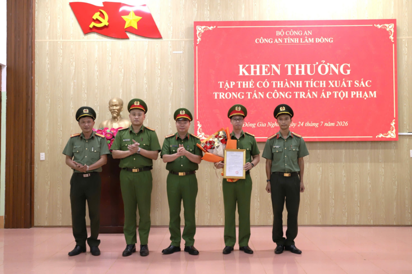 Đại tá Nguyễn Tường Vũ – Phó Giám đốc Công an tỉnh trao quyết định khen thượng và tặng hoa chúc mừng Công an phường Đông Gia Nghĩa. (Ảnh: Công an tỉnh Lâm Đồng)