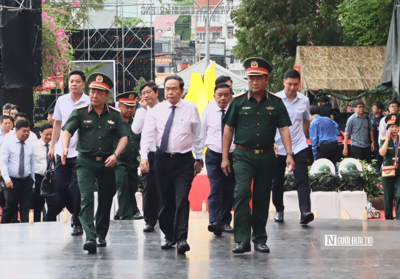 Đoàn công tác Đảng và Nhà nước do Uỷ viên Bộ Chính trị, Chủ tịch Quốc hội Trần Thanh Mẫn làm Trưởng đoàn đã đến dâng hương, dâng hoa các anh hùng liệt sĩ tại công viên Lê Thị Riêng và động viên lực lượng tìm kiếm hài cốt liệt sĩ tại đây. Tham gia đoàn còn có Ủy viên Bộ Chính trị, Thường trực Ban Bí thư Trần Cẩm Tú; Ủy viên Bộ Chính trị, Bí thư Trung ương Đảng, Chủ tịch Ủy ban Trung ương Mặt trận Tổ quốc Việt Nam Bùi Thị Minh Hoài; Ủy viên Trung ương Đảng, Phó Chủ tịch Quốc hội Nguyễn Khắc Định cùng lãnh đạo các bộ, ngành.