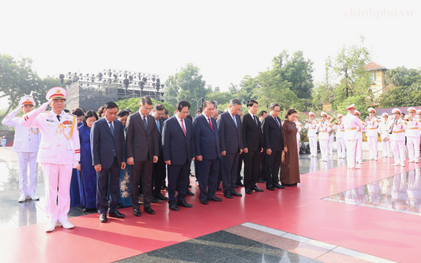 Các đồng chí lãnh đạo, nguyên lãnh đạo Đảng, Nhà nước đặt vòng hoa tại Đài tưởng niệm các Anh hùng liệt sĩ trên đường Bắc Sơn (Ba Đình, Hà Nội) - Ảnh: VGP/Nhật Bắc