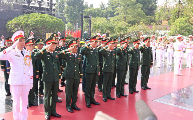 Đoàn đại biểu Quân ủy Trung ương - Bộ Quốc phòng đặt vòng hoa tưởng niệm các Anh hùng liệt sĩ - Ảnh: VGP/Nhật Bắc