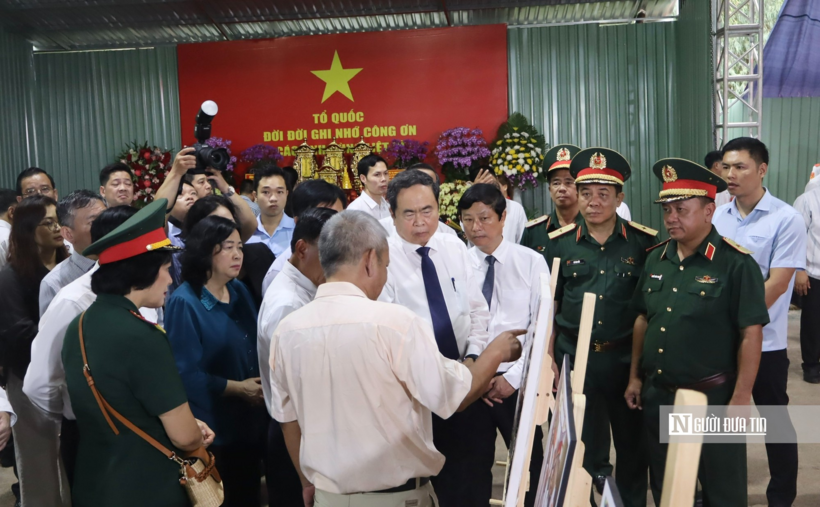 Đoàn công tác nghe báo cáo về công tác tìm kiếm hài cốt liệt sĩ tại Công viên Lê Thị Riêng.