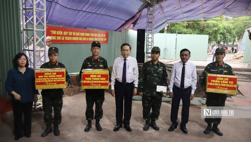 Đoàn Công tác tặng quà động viên lực lượng làm nhiệm vụ tại Công viên Lê Thị Riêng.
