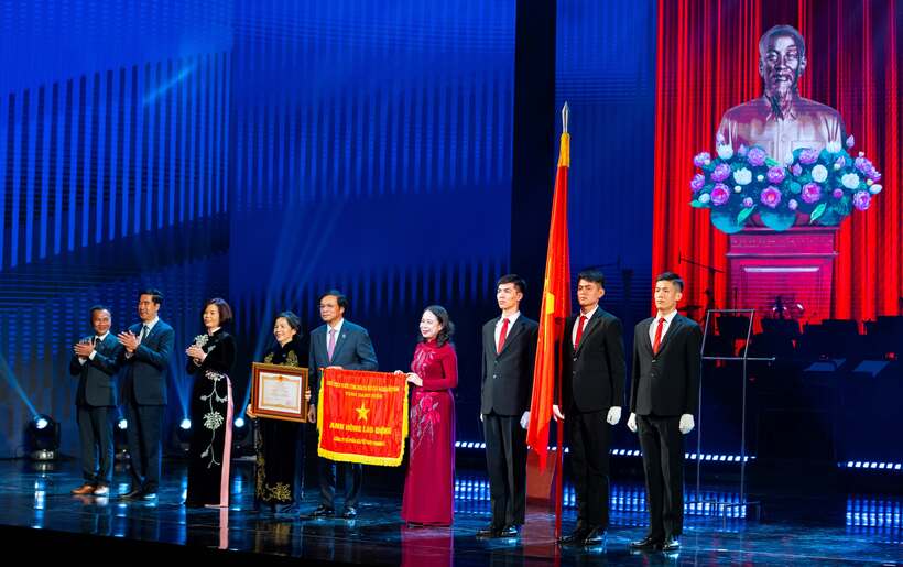 Bí thư Trung ương Đảng, Phó Chủ tịch nước Cộng hòa Xã hội Chủ nghĩa Việt Nam Võ Thị Ánh Xuân (áo dài đỏ) đại diện Đảng và Nhà nước trao tặng danh hiệu Anh hùng Lao động lần thứ hai cho tập thể Vinamilk (Ảnh: Minh Anh).
