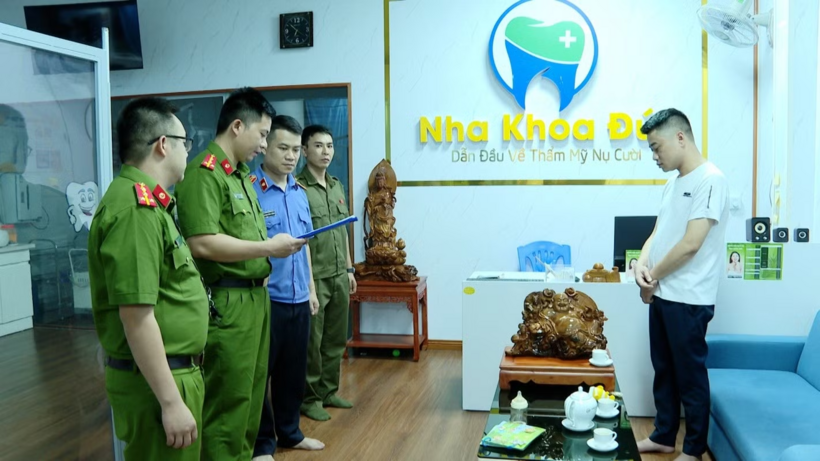 Cơ quan Cảnh sát điều tra tiến hành Lệnh khám xét Phòng khám do Hoàng Trọng Nguyên làm chủ. Ảnh: Công an tỉnh Lạng Sơn