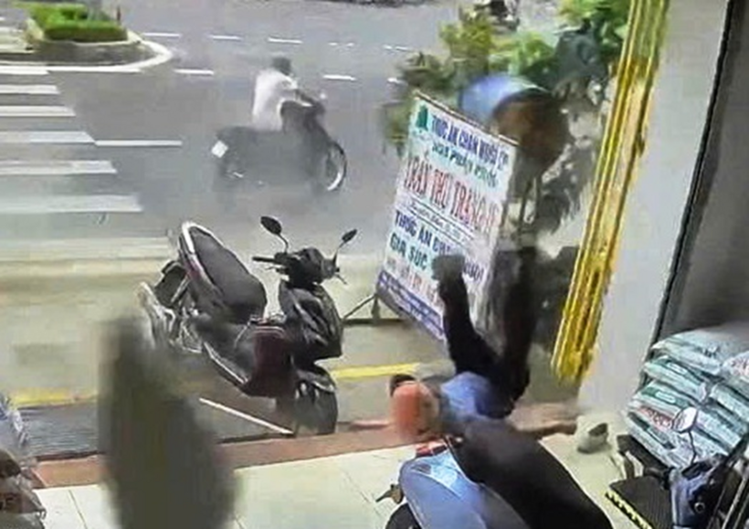 Thùng phuy cũ phát nổ khi đang cưa nắp khiến người đàn ông ở Đà Nẵng bị hất văng. Ảnh: Thanh Niên