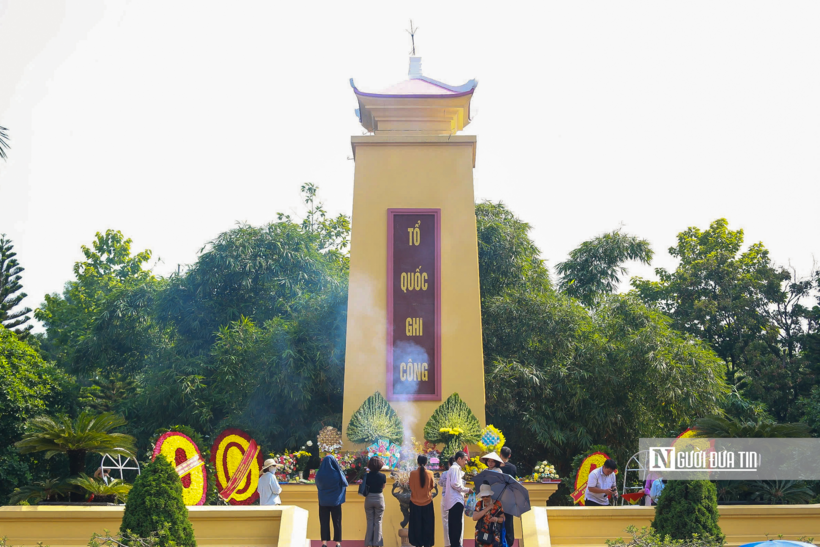 Nhân dịp kỷ niệm 79 năm Ngày Thương binh - Liệt sĩ (27/7/1947 – 27/7/2026), người dân đã đến nghĩa trang Mai Dịch và các nghĩa trang liệt sĩ trên địa bàn Thành phố Hà Nội để dâng hương, tri ân các Anh hùng liệt sĩ. Trong ảnh là người dân không quản thời tiết nắng nóng, di chuyển đến nghĩa trang Mai Dịch để thắp hương tưởng nhớ các Anh hùng liệt sĩ.