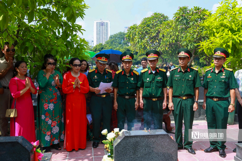 Rất nhiều người là thân nhân, đồng đội cũ đến dâng hương tưởng nhớ các Anh hùng liệt sĩ.