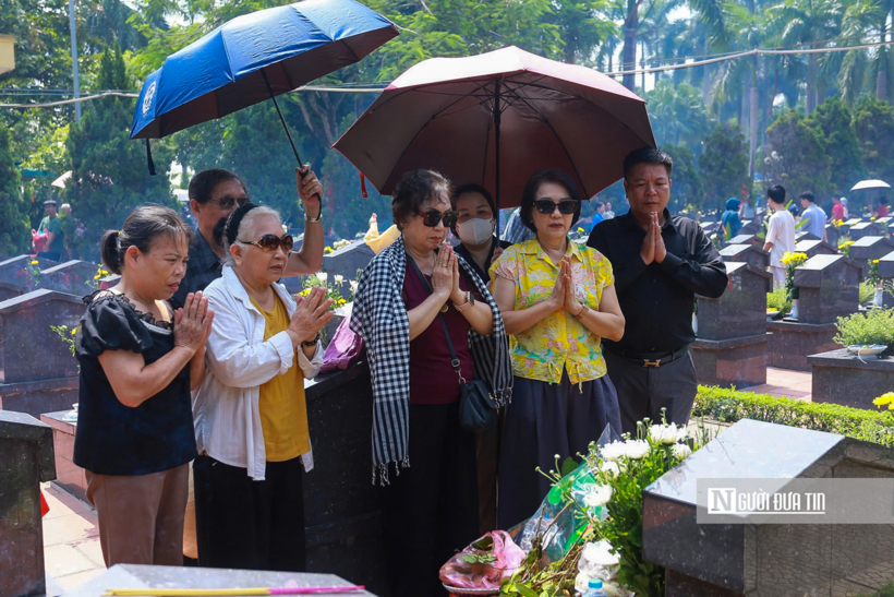 Dù thời tiết hôm nay nắng nóng nhưng càng gần trưa, người đến dâng hương, viếng mộ càng đông.