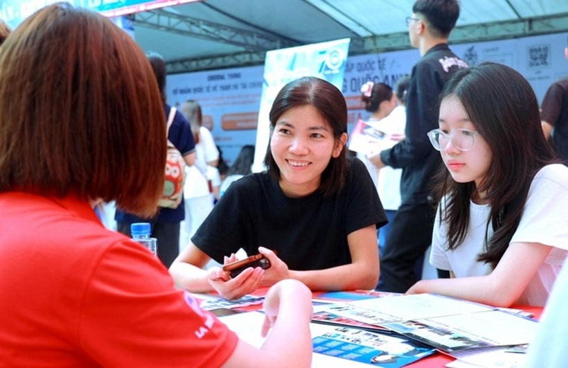 Thí sinh và phụ huynh tìm hiểu thông tin tuyển sinh đại học tại Ngày hội lựa chọn nguyện vọng xét tuyển 2026. Ảnh: Nhật Quang/Tuổi trẻ Online