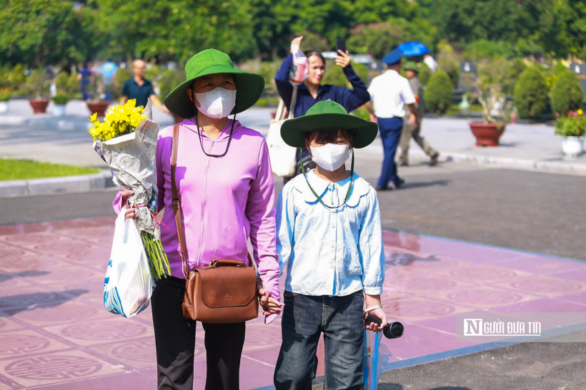 Theo ghi nhận, mỗi người khi bước vào nghĩa trang đều chuẩn bị chu đáo hương, hoa và lễ vật để dâng lên các Anh hùng liệt sĩ.
