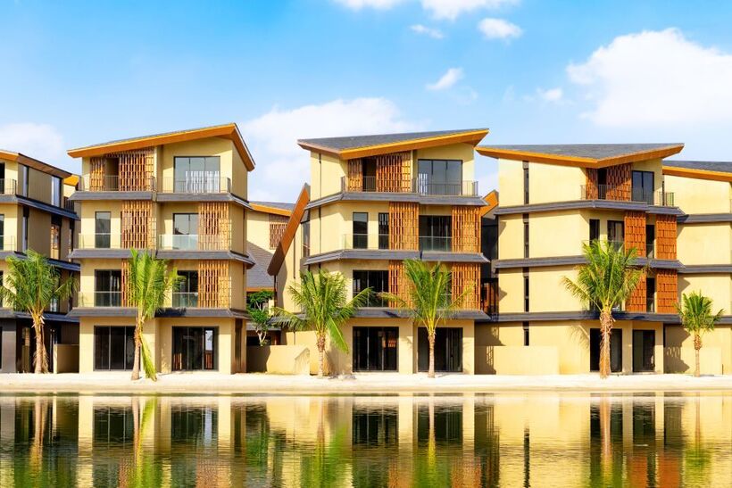 Những căn biệt thự kiến trúc Nhật nổi bật với hệ mái dốc nhẹ soi bóng bên bãi biển nước mặn cát trắng riêng tư ngay sau nhà