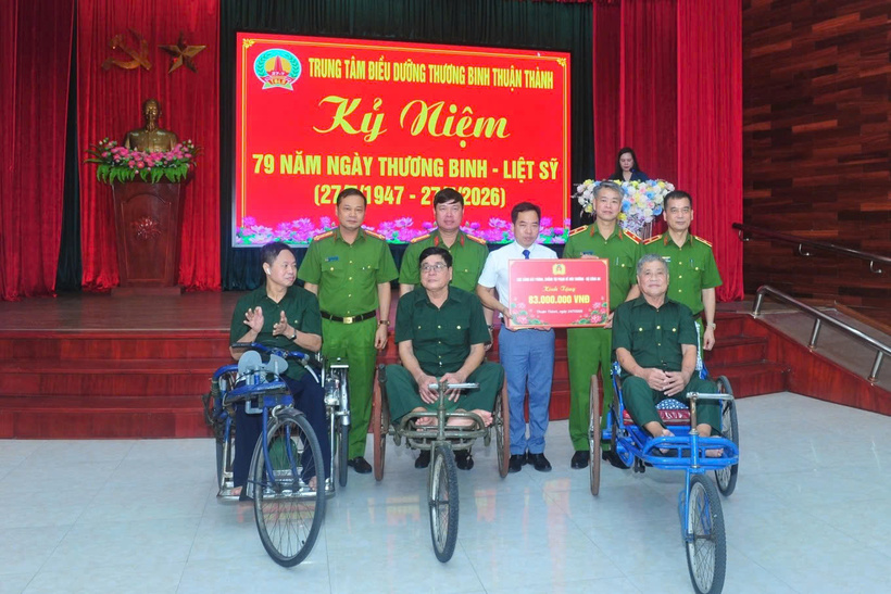 Lãnh đạo Cục C05 tặng quà các thương binh, bệnh binh nặng đang được chăm sóc tại Trung tâm Điều dưỡng thương binh Thuận Thành, tỉnh Bắc Ninh (Ảnh: C05).