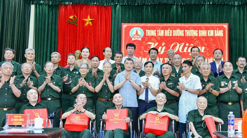 Đại diện Agribank, đồng chí Tô Huy Vũ - Bí thư Đảng uỷ, Chủ tịch HĐTV (hàng trên cùng, ngoài cùng bên phải) tham gia Đoàn công tác của Thủ tướng Lê Minh Hưng đến thăm và tặng quà thương, bệnh binh tại Ninh Bình