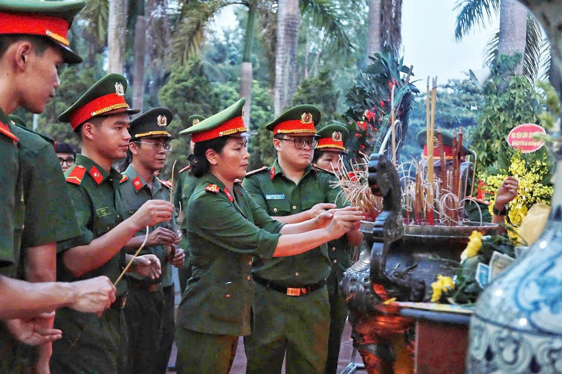 Các cán bộ chiến sĩ dâng hương, dâng hoa tại Nghĩa trang Liệt sĩ Nhổn (Ảnh: C05).