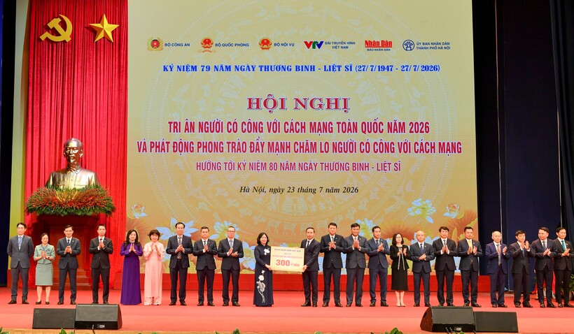 Đồng chí Phạm Đức Ấn - Thống đốc NHNN cùng lãnh đạo các NHTM trao tặng số tiền 300 tỷ đồng ủng hộ phong trào đẩy mạnh chăm lo người có công với cách mạng. Đồng chí Phạm Toàn Vượng - Tổng Giám đốc, đại diện Agribank (thứ 10 từ phải sang) vinh dự tham gia cùng đoàn đại biểu ngành Ngân hàng